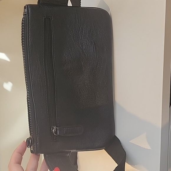 Black vegan leather belt bag with extension - Picture 4 of 4